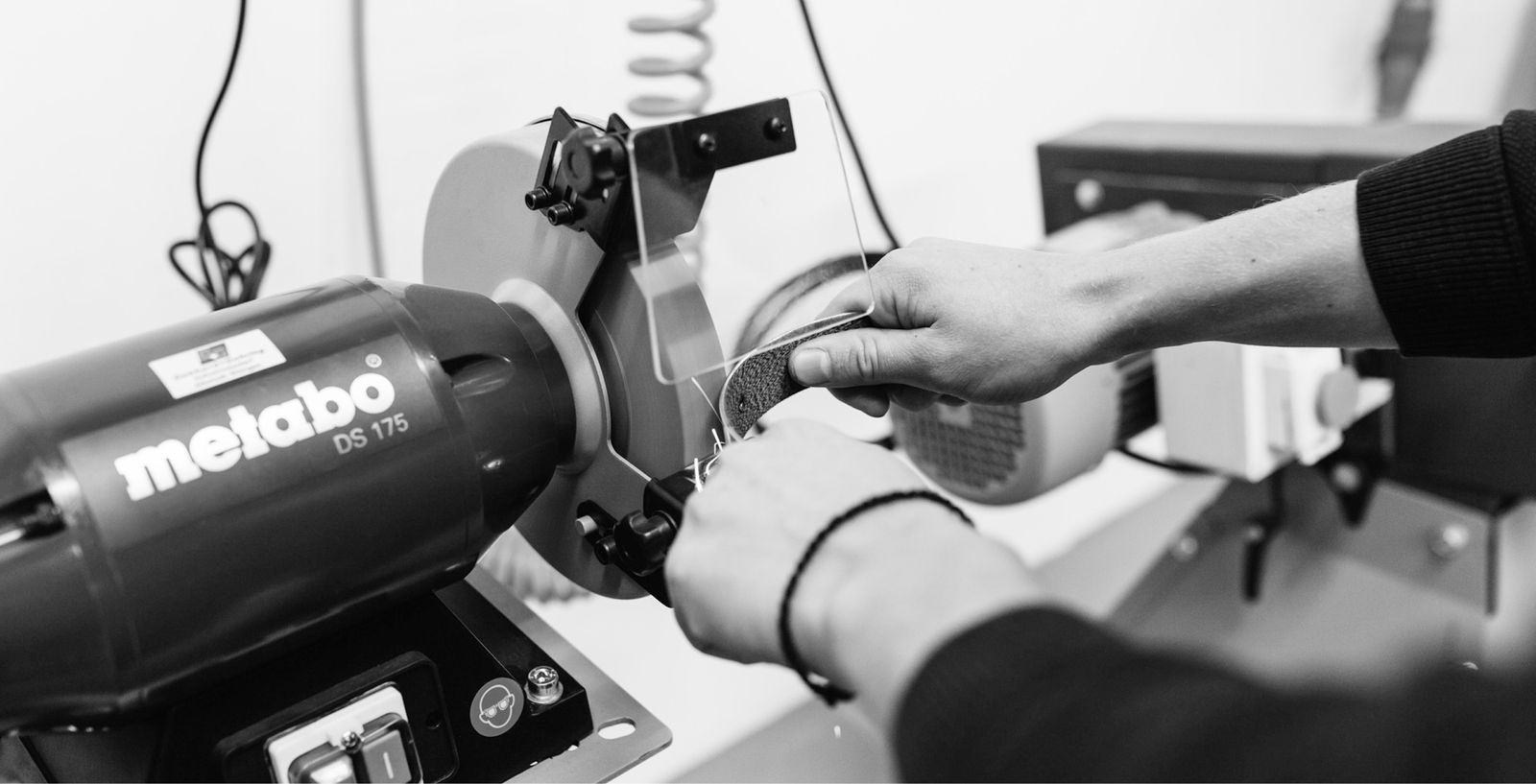 Person hält ein rundes Schleifwerkzeug an eine Metabo DS 175 Schleifmaschine