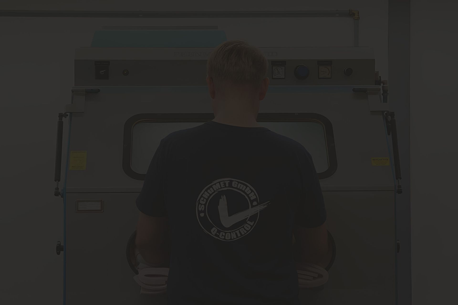 Mitarbeiter bei der Microstrahltechnik